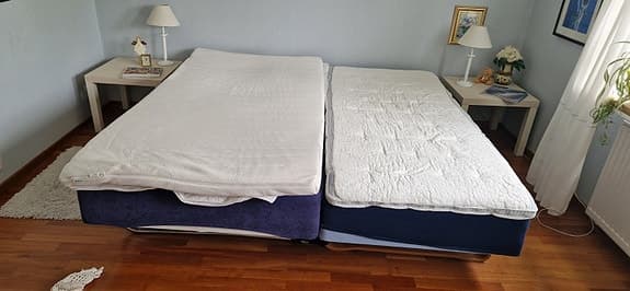 Sängar 90 cm + 105 cm säljes – fungerar bra som dubbelsäng