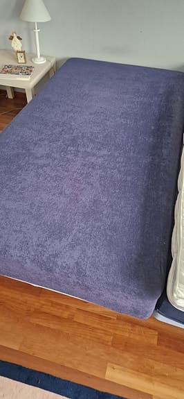 Sängar 90 cm + 105 cm säljes – fungerar bra som dubbelsäng