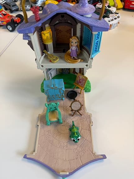 Disney store London Rapunzel leksakshus med figurer