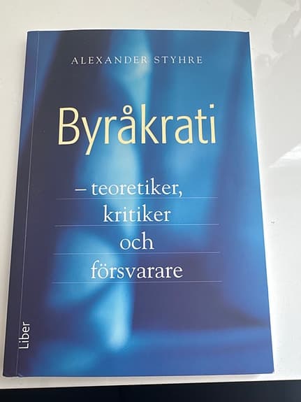 Byråkrati teoretiker, kritiker och försvarare lärobok i företagsekonomi