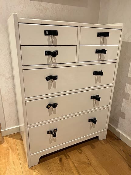 Fin byrå vitmålad