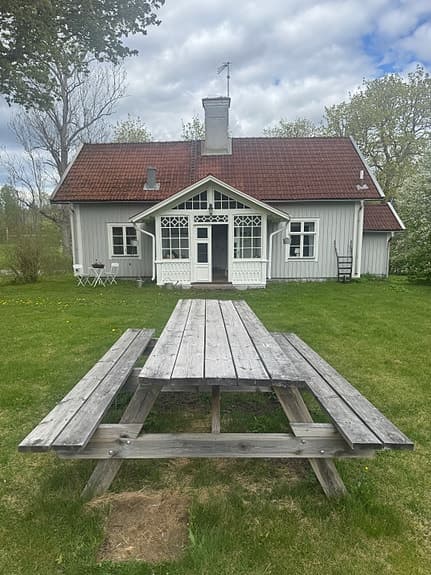 Trädgårdsbord med fasta bänkar i trä. Bänkbord picknickbord