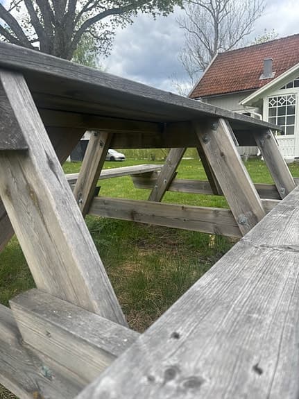 Trädgårdsbord med fasta bänkar i trä. Bänkbord picknickbord