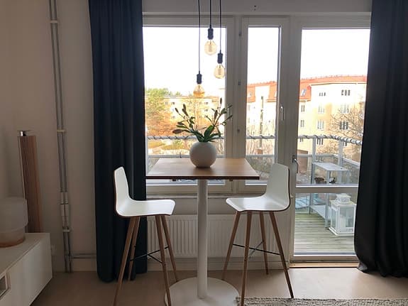 Barbord från Bolia – ek & vit metall