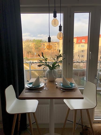 Barbord från Bolia – ek & vit metall