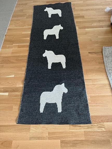 Horredsmatta i plast med dalahästar