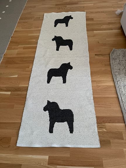 Horredsmatta i plast med dalahästar