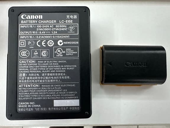 Canon LC-E6 laddare med batteri i toppskick