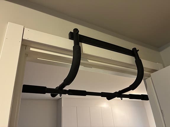 Dörrmonterad chinsstång och träningsremmar svart