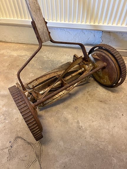 Gammal antik handdriven gräsklippare