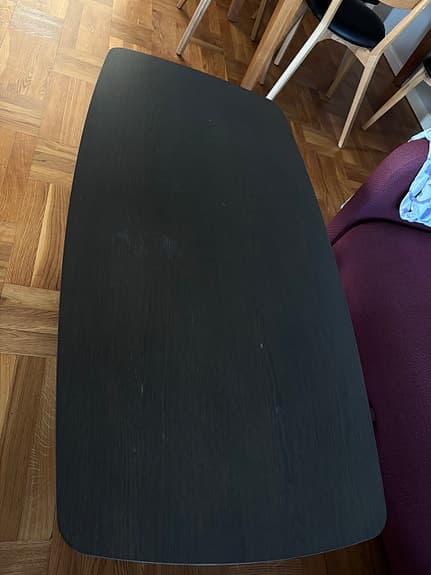 Mörkbrun soffbord med förvaringshylla