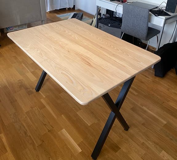 Handgjort matbord i massivt askträ