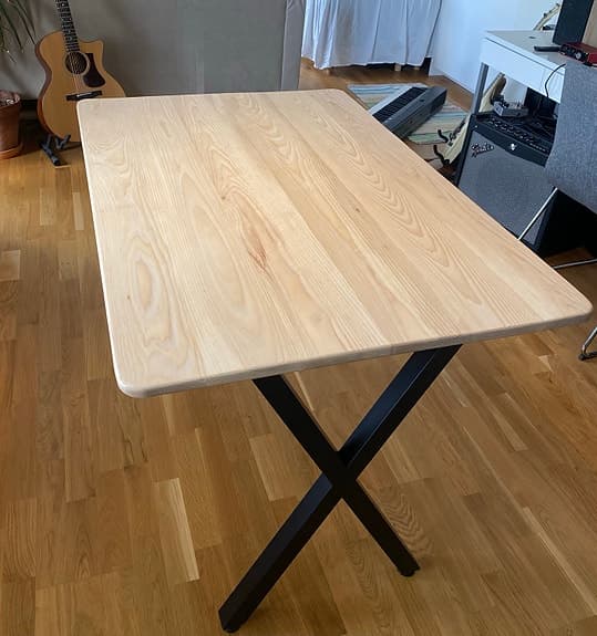 Handgjort matbord i massivt askträ