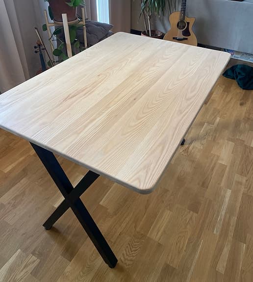 Handgjort matbord i massivt askträ