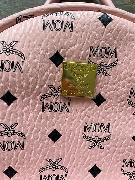 HELT NY! MOM ryggsäck rosa med nitar och logomönster