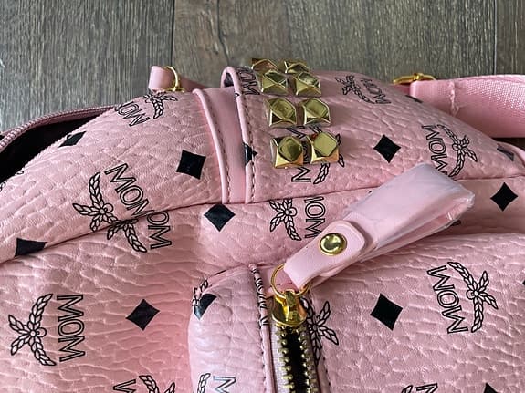 HELT NY! MOM ryggsäck rosa med nitar och logomönster