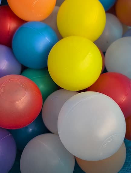 Färgglada bollar till bollhav