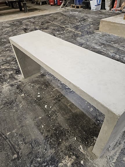 Betongbänk