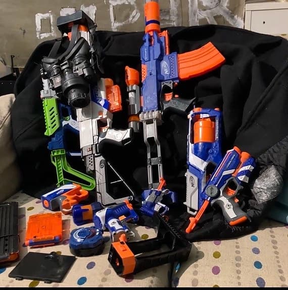 Nerf leksaksvapen paket med flera blasters och magasin