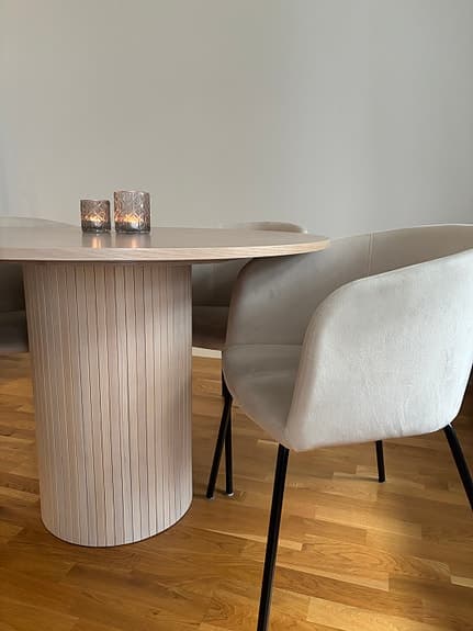Matgrupp med 4 stolar