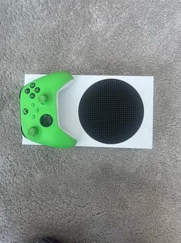 Xbox Series S spelkonsol med grön handkontroll