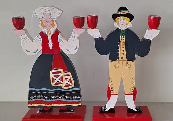 Två ljusstakar, ett par i folkdräkt
