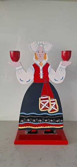 Två ljusstakar, ett par i folkdräkt