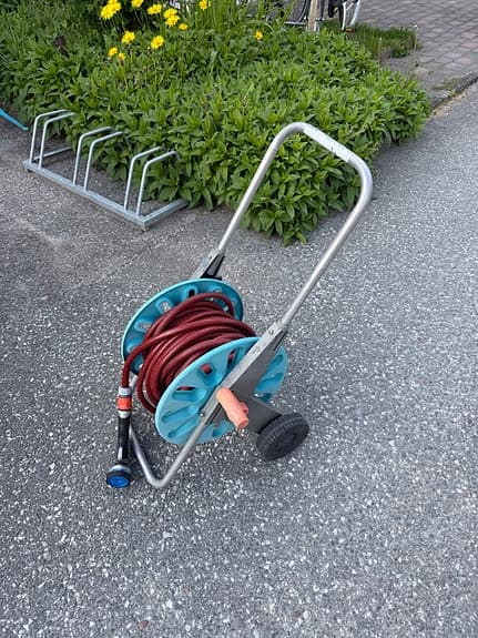 Trädgårdsslang på slangvagn med hjul ca 18m lång