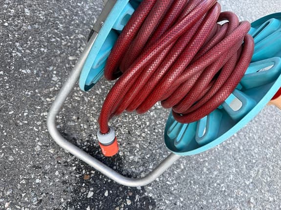 Trädgårdsslang på slangvagn med hjul ca 18m lång