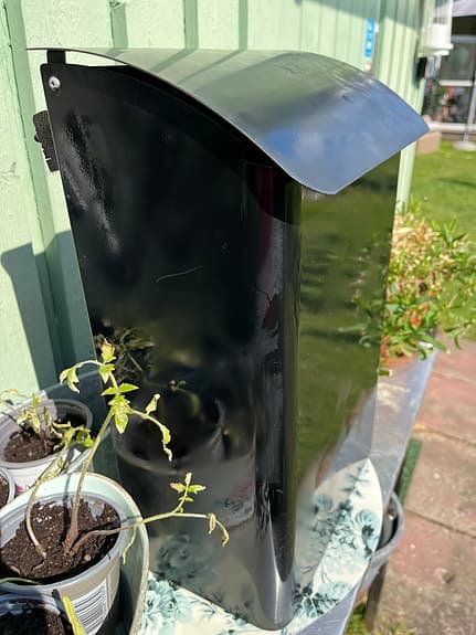 Svart postlåda i plåt