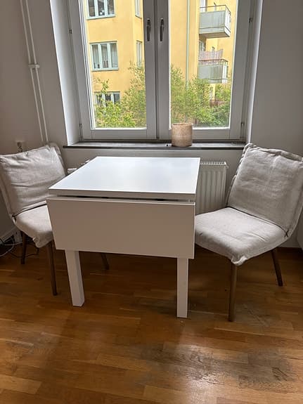 Liten matgrupp med två stolar!