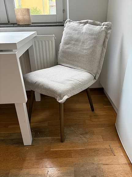 Liten matgrupp med två stolar!