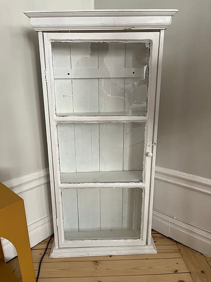 Gammaldags gediget vitt skåp med glasdörr 126x65x22