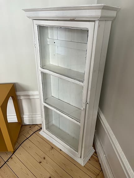 Gammaldags gediget vitt skåp med glasdörr 126x65x22