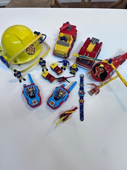 Brandman Sam leksakspaket hjälm fordon figurer