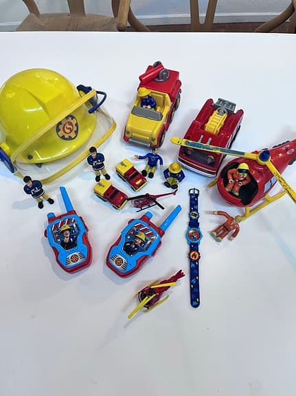 Brandman Sam leksakspaket hjälm fordon figurer