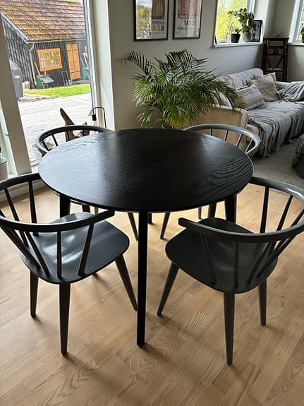Matgrupp bord och stolar