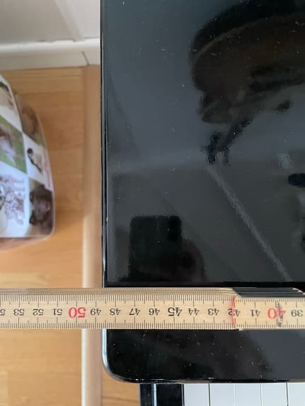 Svart leksakspiano med pall