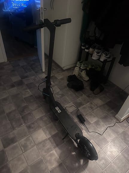 Svart elsparkcykel