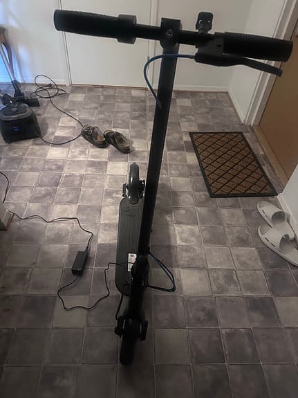 Svart elsparkcykel