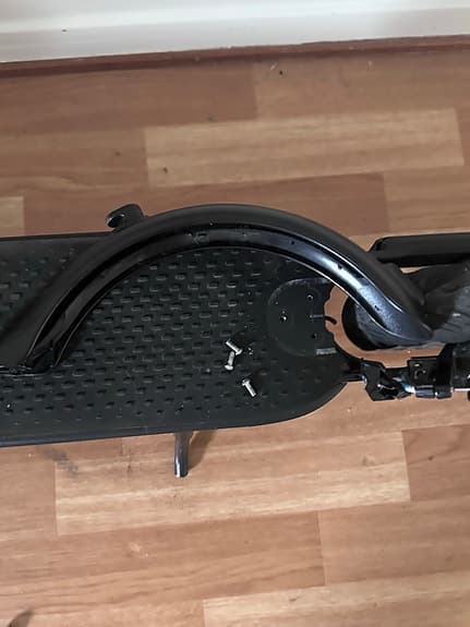 Svart elsparkcykel