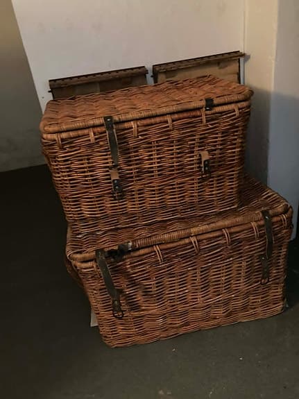 Flätade korgar med lock i rotting