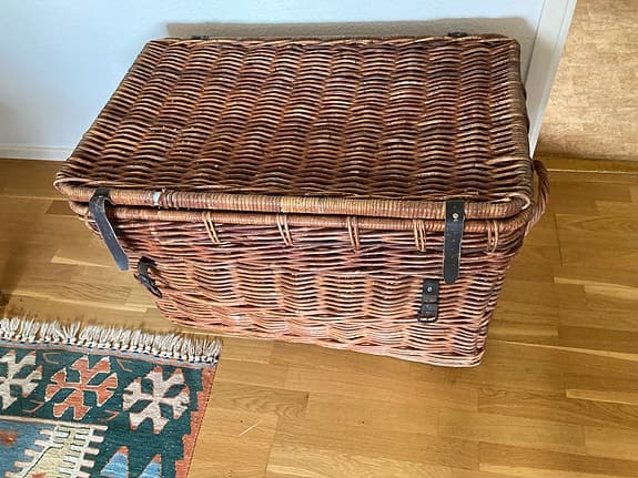 Flätade korgar med lock i rotting