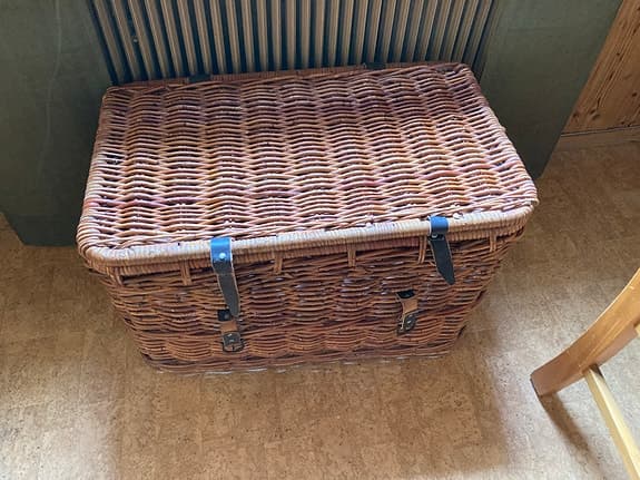 Flätade korgar med lock i rotting