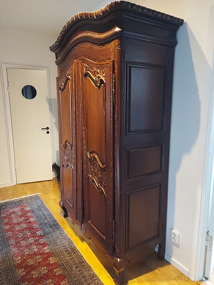 Stort skåp i mörkt trä