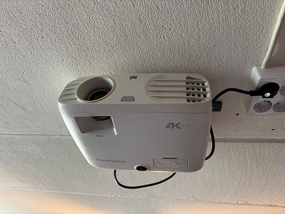 Projektor Viewsonic PX747 4K UHD samt 120 tums duk