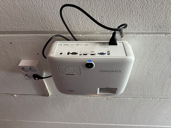 Projektor Viewsonic PX747 4K UHD samt 120 tums duk
