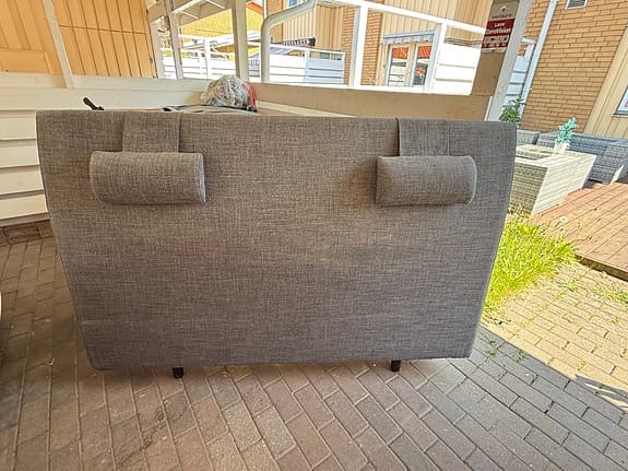 KungSängen sänggavel med kuddar