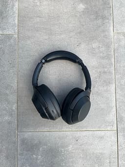 Sony  WH-1000XM4 i svart
