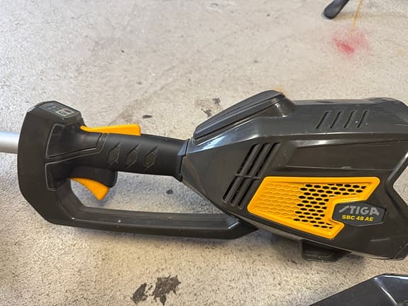 Stiga batteridriven grästrimmer, gräsklippare och häcksax